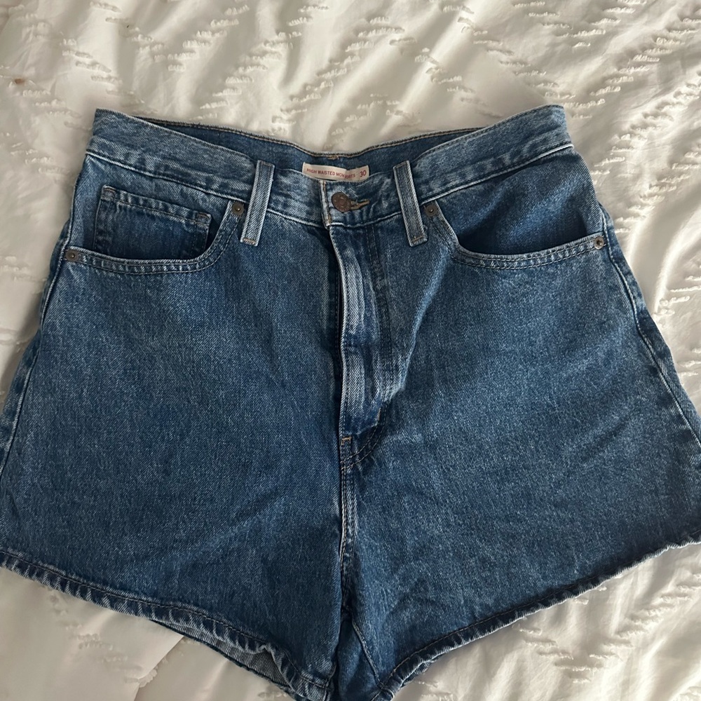 Levi's Women's high waisted MOM SHORT size 30